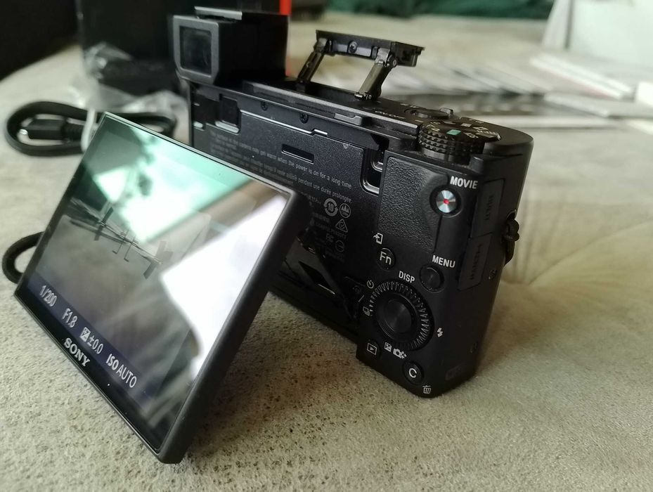Sony DSC-RX100M4 с две оригинални батерии и фабрична окомплектовка