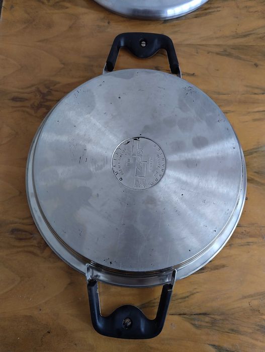 Grill Zepter 30 cm diametru total . si 4 cm adancime .