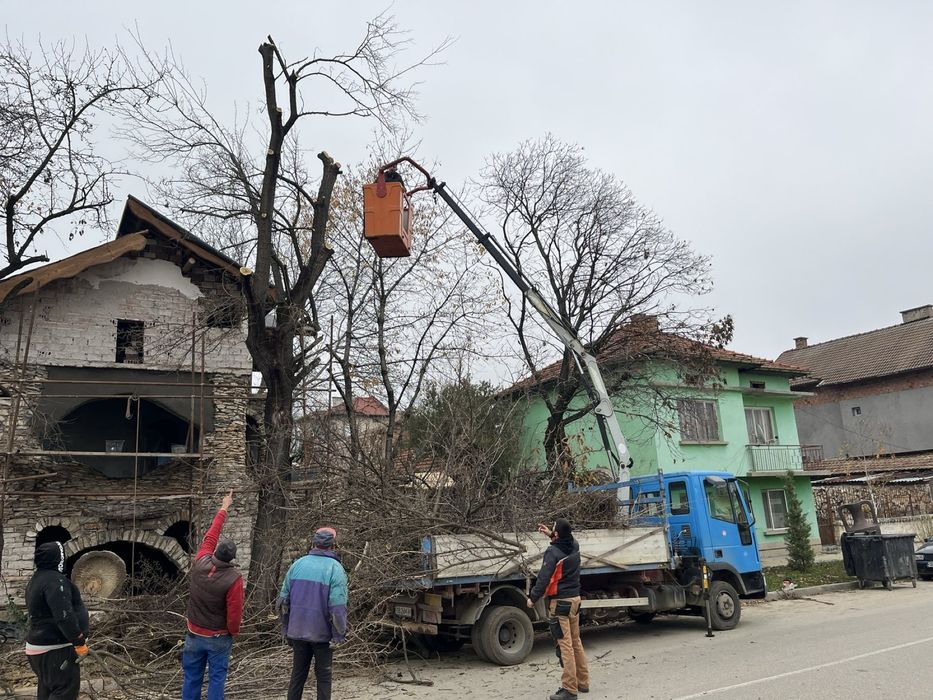 Услуги с мини багер, бобкат, самосвал и автовишка.