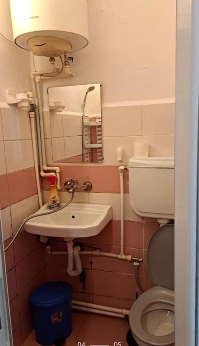 Închiriez pe termen lung ( inclusiv vara) garsonieră la parter