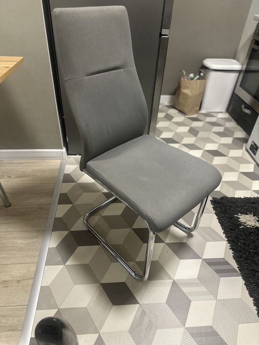 Маса с четири стола