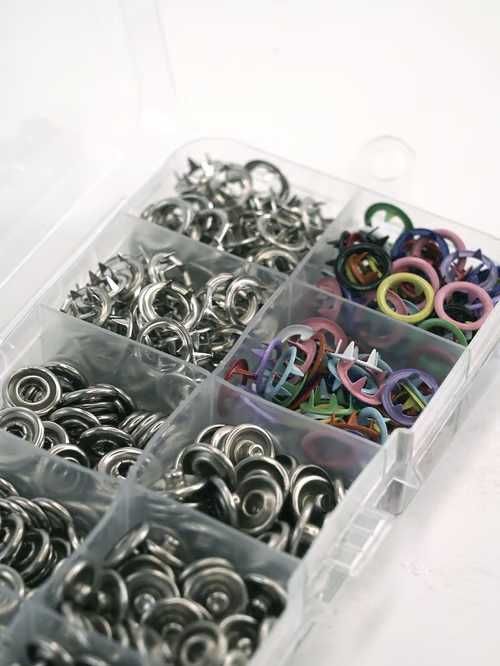 Kiyim va matolarga  tugma qadaydigan pistolet toplami