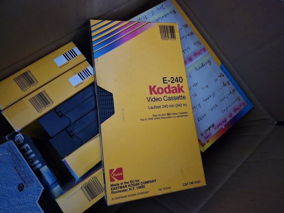 Vând 40 casete video Kodak  VHS ,240 minute originale colectie filme,Triler,