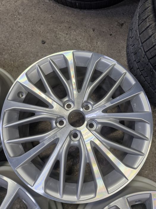 Камри 70 оригинал R18 комплект