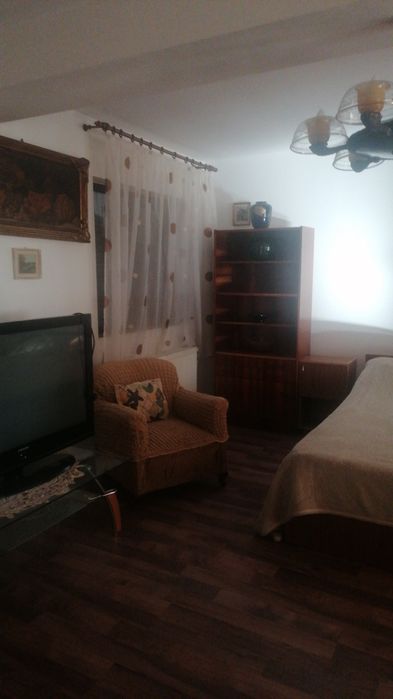 Închiriez studio