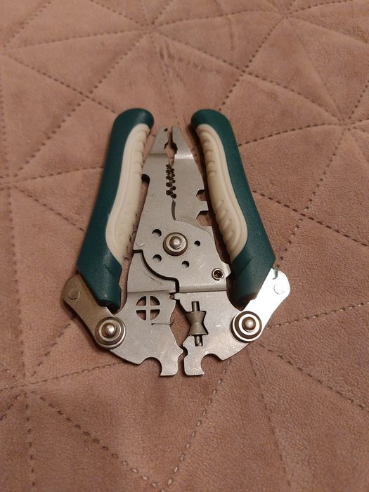 Cleste multifunctional pentru circuite electrice si electricieni