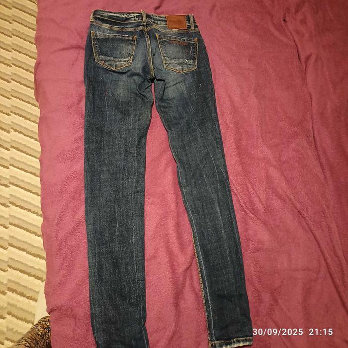 Продавам дамски дънки Disquared