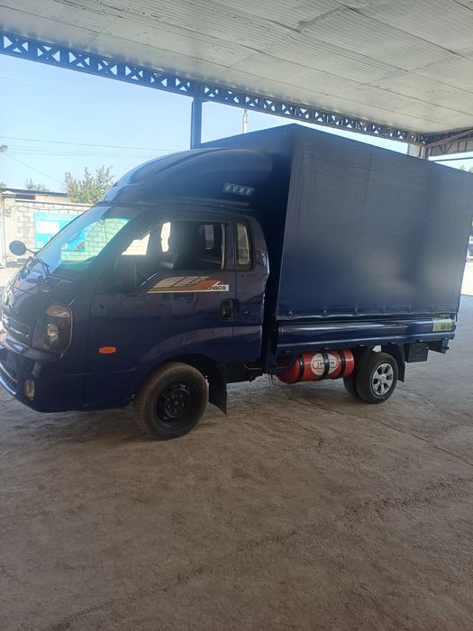 Kia bongo sotiladi