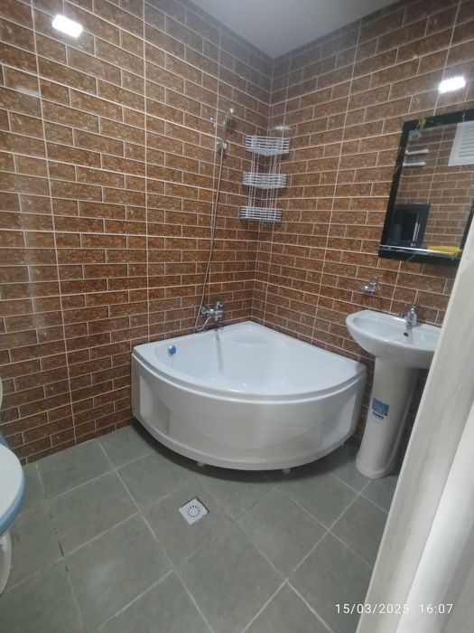 Qorasuv 3 da 2 xonali uy oilaga ijaraga beriladi uzoq muddatga