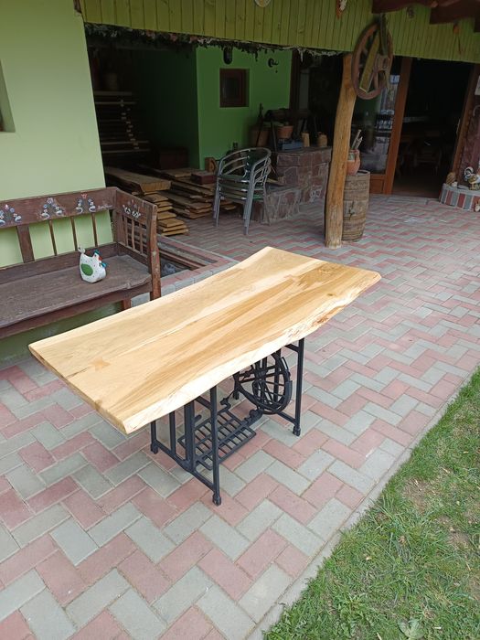 Masa sau birou din mașină de cusut