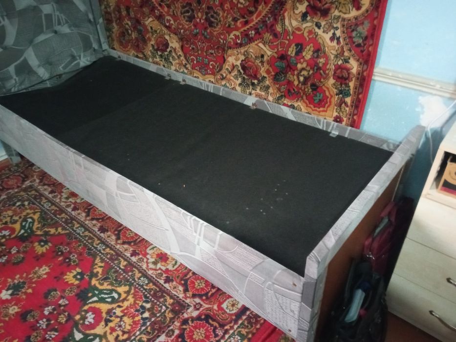 Кровать.  Одно средний. Без. Матрас