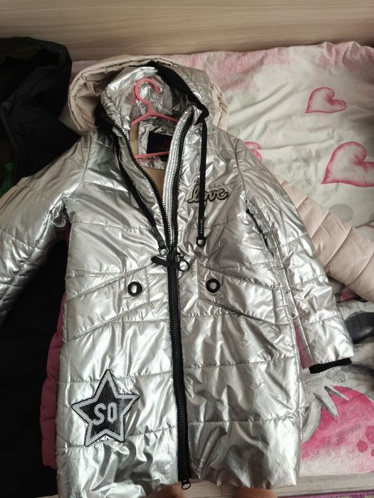 Продам куртки на девочку