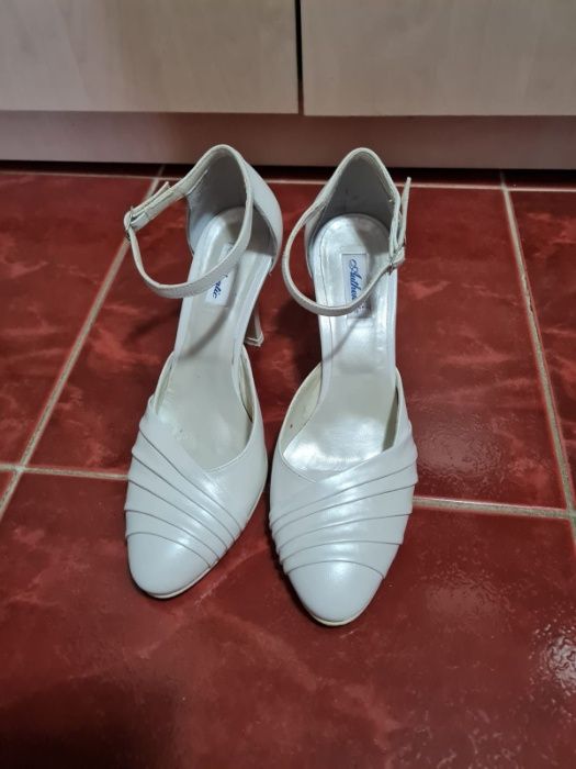 Vand rochie de mireasa si accesorii