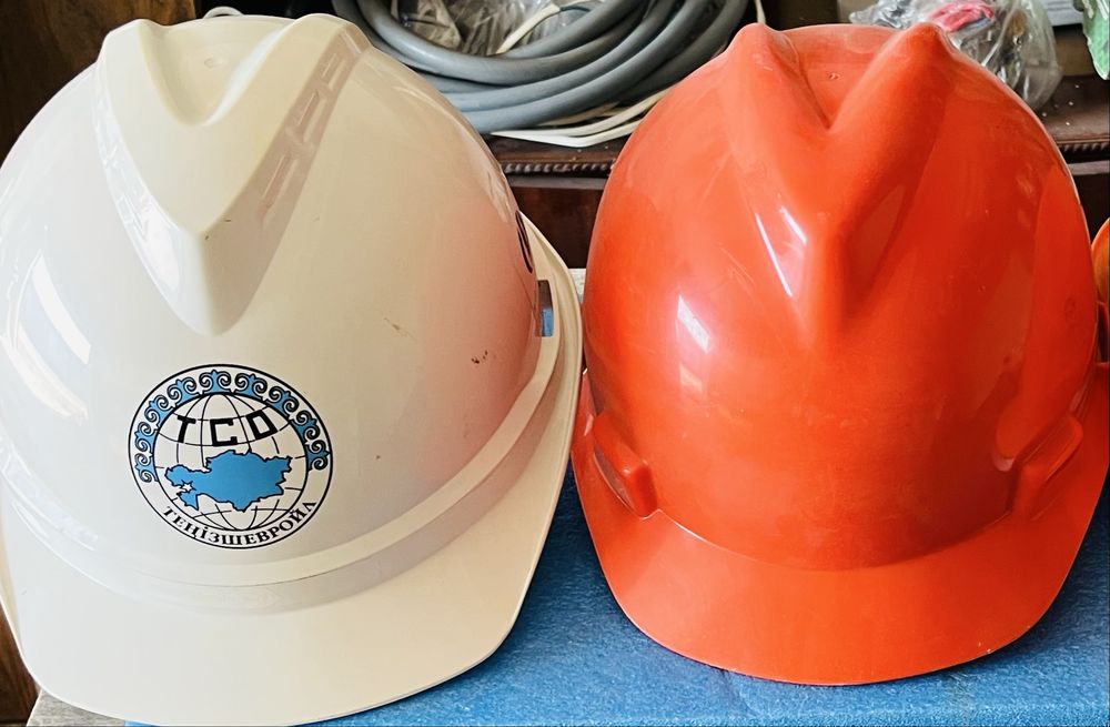 Каска , рюкзак, Степлер строительный