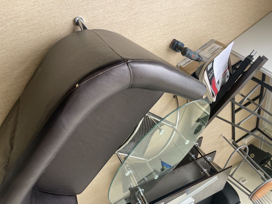 Диван и журнальный стол