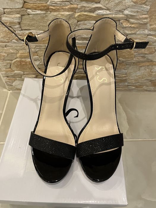 Елегантни сандали с ток