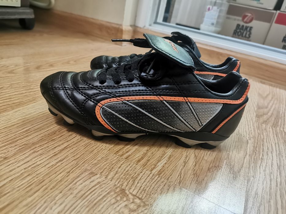 Детски спортни бутонки