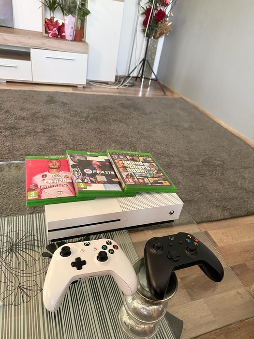 Vând Xbox one s 512 GB