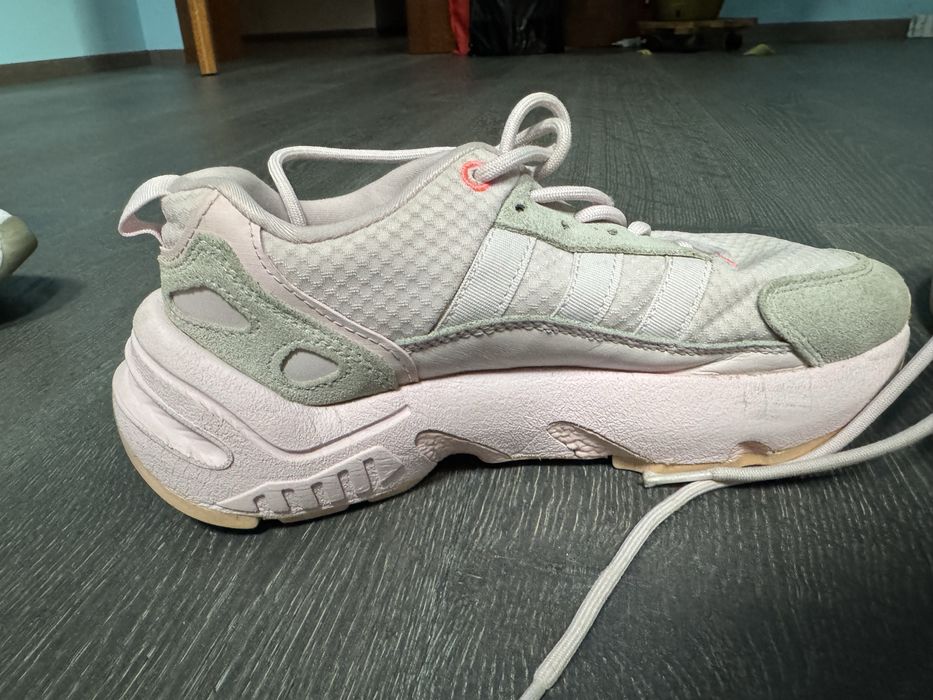 Adidași Adidas 90s Valasion – confortabili, stil modern, nuanțe pastel