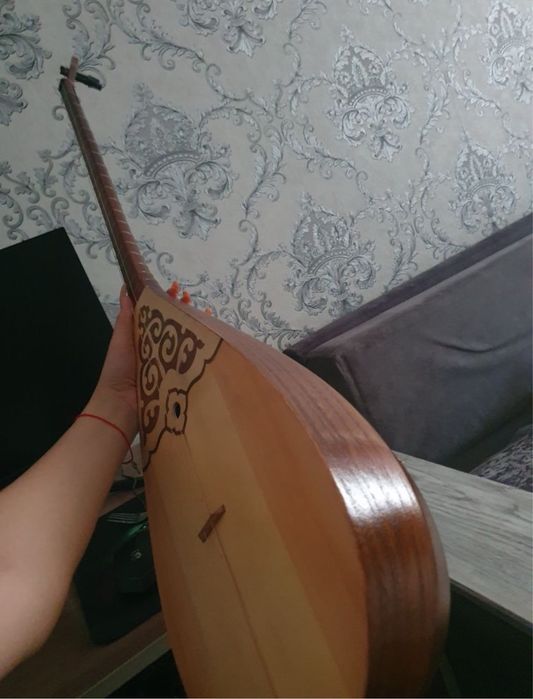 Домбра из дерева