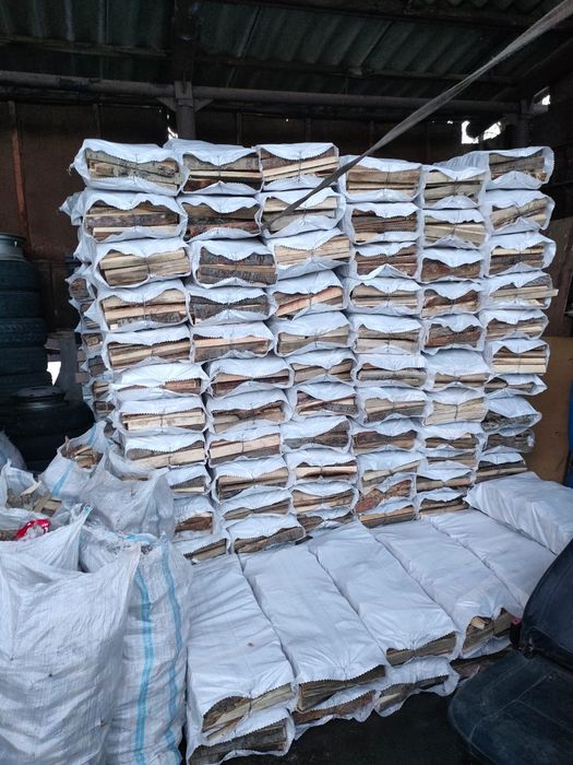 Дрова и уголь в мешках