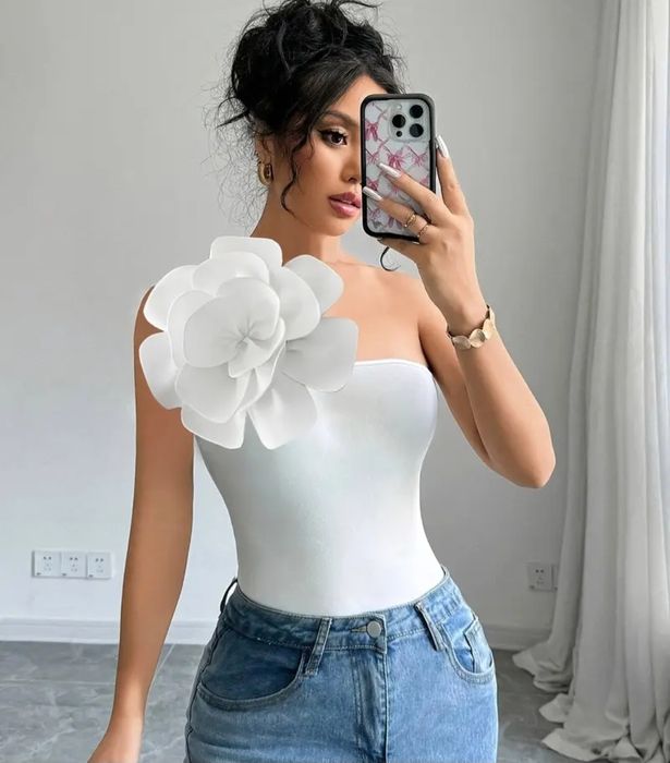 Бяла блуза с цвете