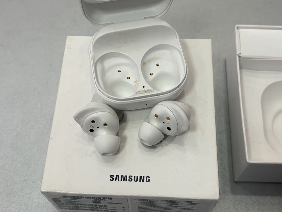 Samsung Galaxy Buds FE, White, la cutie