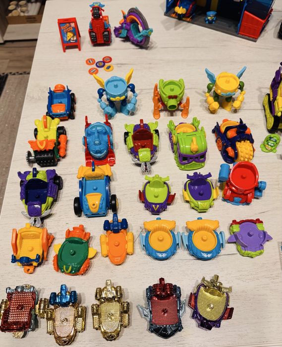 Jucarii SuperZings seturi de joaca, 7 seturi, 20 masinute, 80 figurine