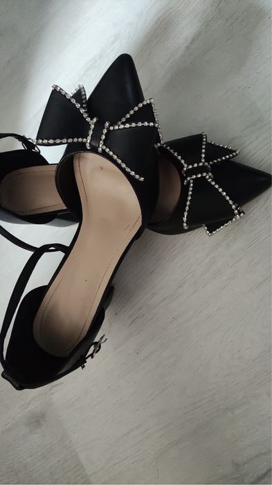 Vand aceasta pereche de pantofi superbi