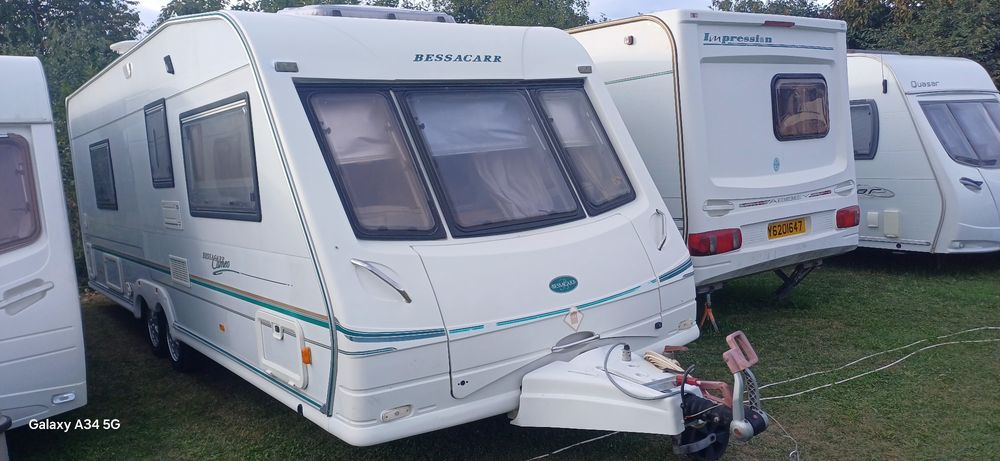 Vând rulota BESACAR  Axa dubla .ptr o locatie fixa ,pat matrimonial ,baie mare pe spate