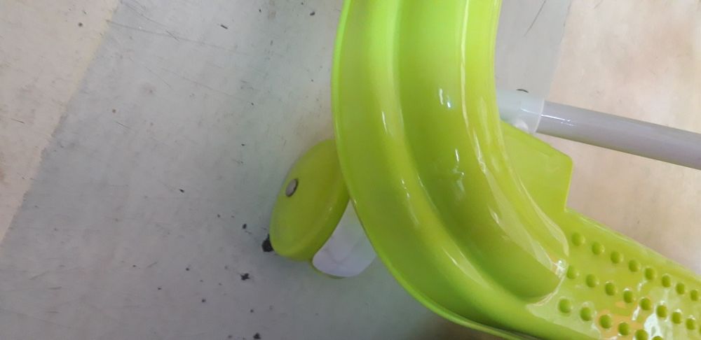 Premergator cu roti de plastic. Diverse culori.