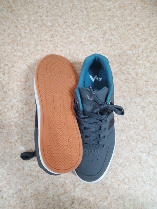 Продам новые кроссовки