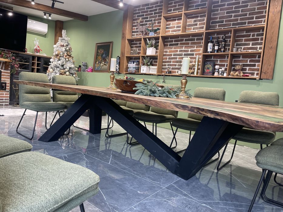 Маса от масив и епоксидна смола