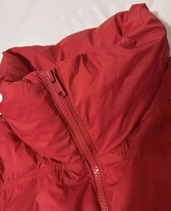 Женская красная  куртка брендовая.