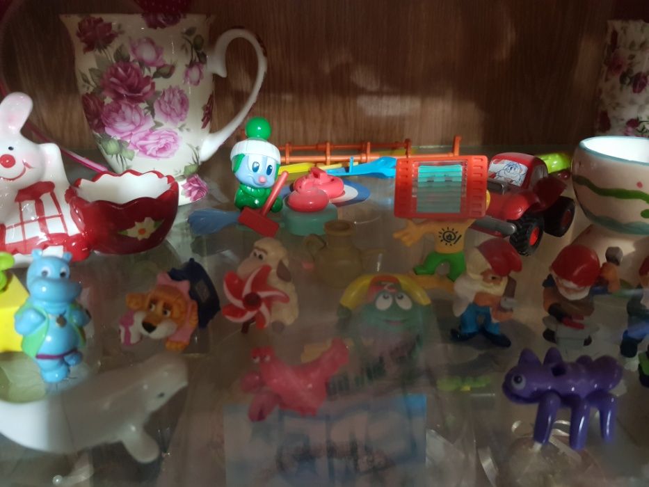 Продавам фигурки от киндер