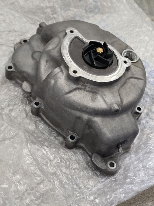 Capac magnetou si pompa apa Piaggio 300
Capacul este in stare foarte buna. Pompa de apa are joc si necesita reconstructie.
Compatibil cu motoare