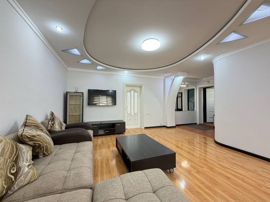 ЦУМ, квартал Ц-7, рядом кафе BONE