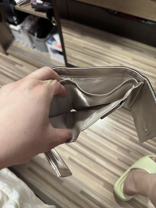 Дамско портмоне на Guess