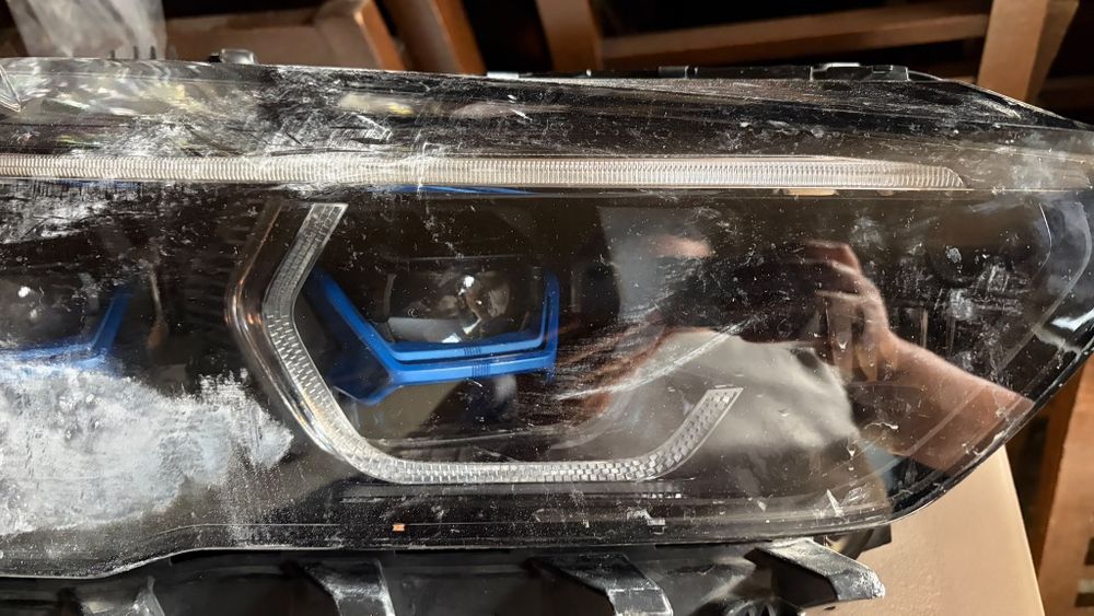 Far dreapta original BMW pentru X6 G06 , compatibil si cu BMW X5 G05 , ( FAR OK ! sticla este zgariata si fisurata )! Far LASER ShadowLine