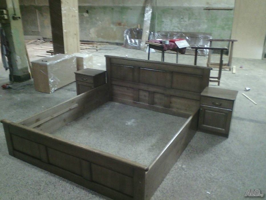 Спалня с 4 чекмеджета, с 2 високи табли -МАСИВ. Налична!