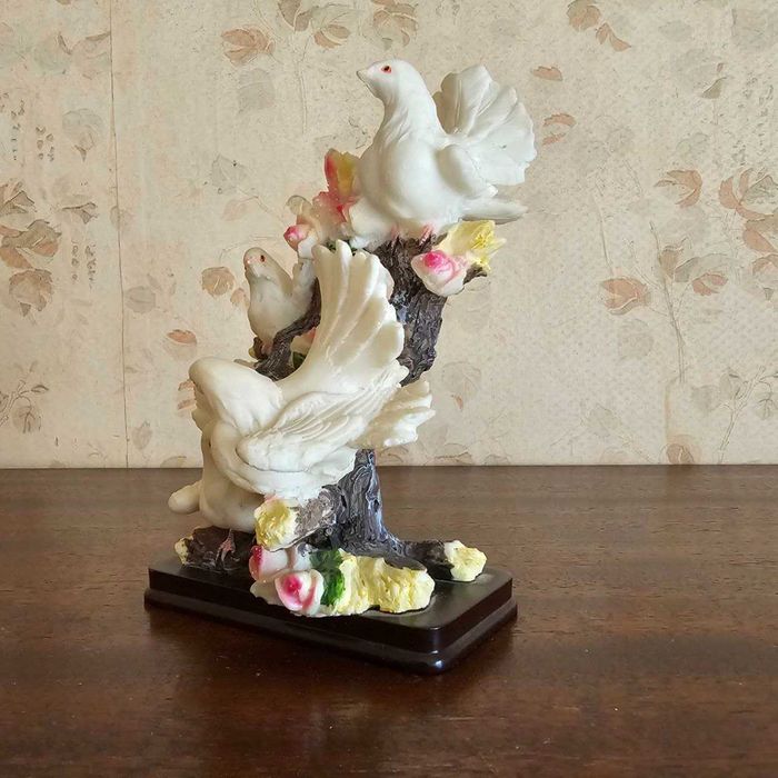 Статуэтка  из полистоуна "голубки".