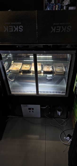 Витриный холодильник