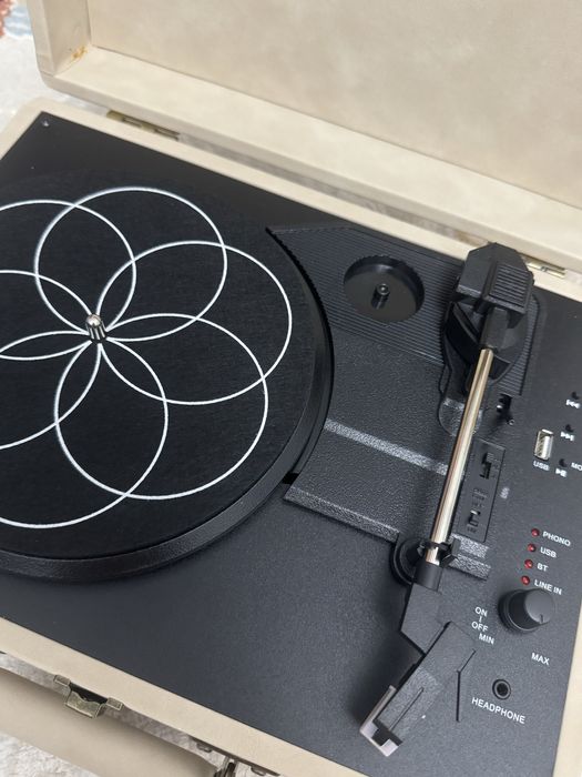 Продам новый виниловый проигрыватель