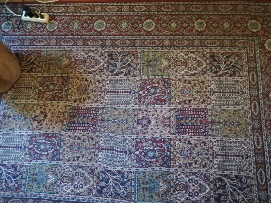 2 Covoare IKEA, model pe rosu bine întreținute, ideale ptr 2 camere ap