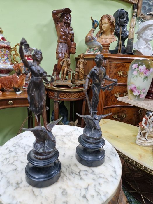 Чифт антикварни френски фигури статуетки