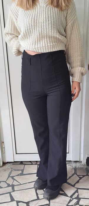 Прав панталон с цепка отстрани
Висока талия и подвижен колан