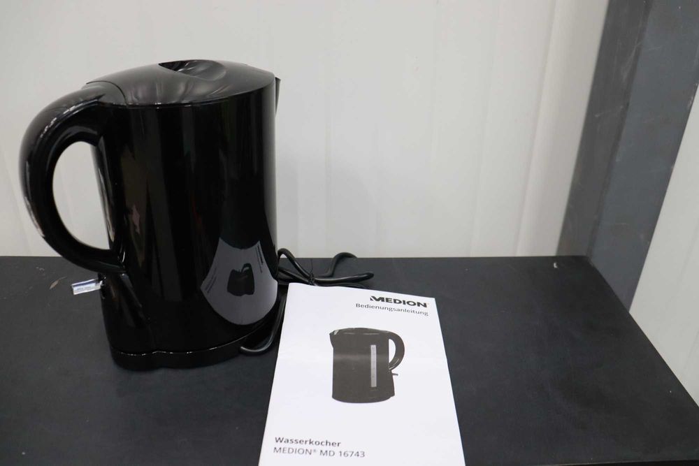 Електрическа кана Medion MD16743, 2200W 1.7L черна