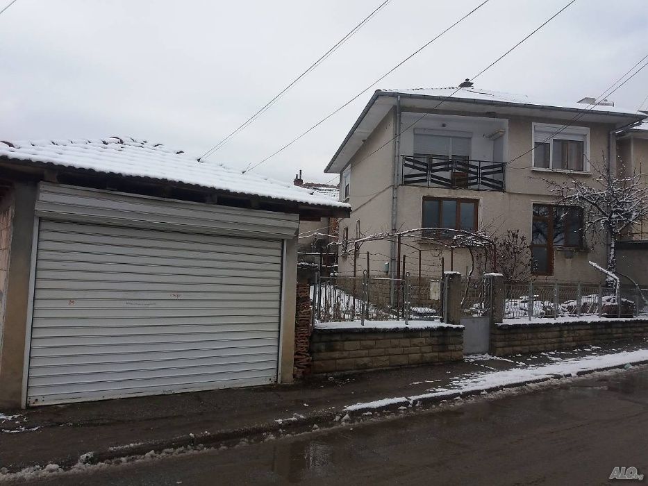 Самостоятелна масивна къща