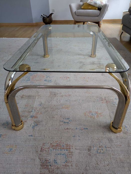 Стъклена холна масичка с метални крака