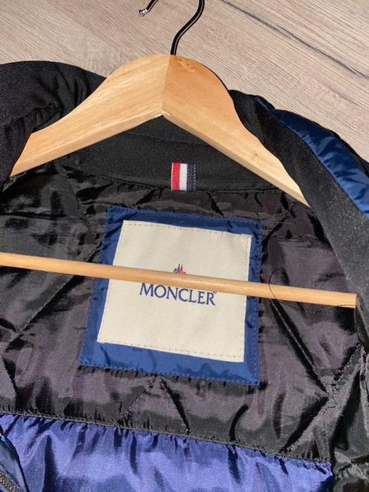 Geaca Moncler albastra